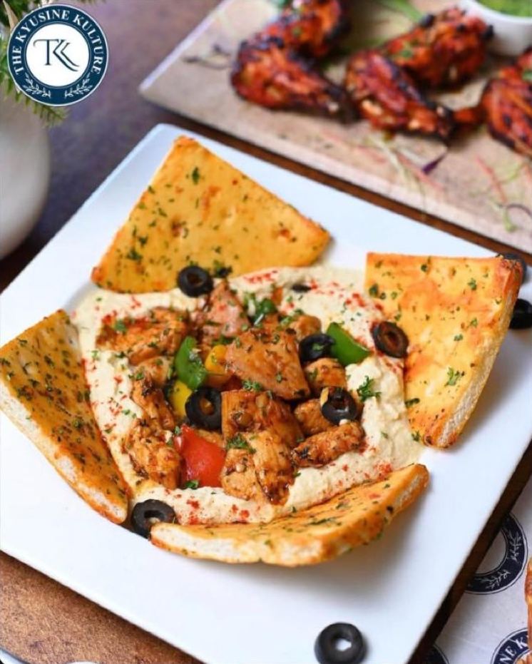 Hummus non-veg platter with garlic bread